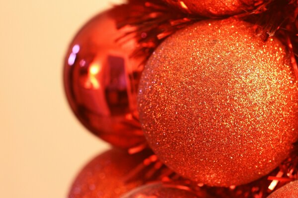 Décorations de Noël sur l arbre de Noël. Boules Rouges