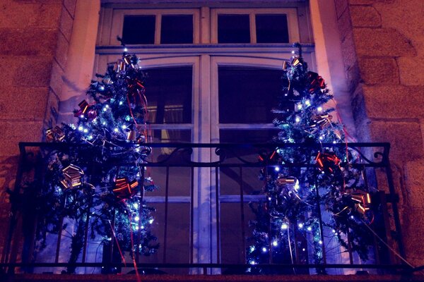 Elegante helle Weihnachtsbäume auf dem Balkon