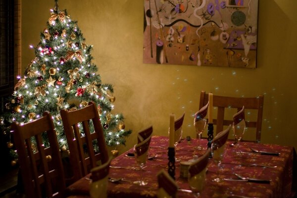 Árbol de Navidad interior y mesa puesta