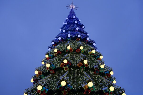 Énorme arbre de Noël décoré avec des lumières