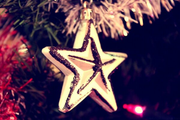 Decorazioni per alberi di Natale. Stella, tinsel, luci di Natale