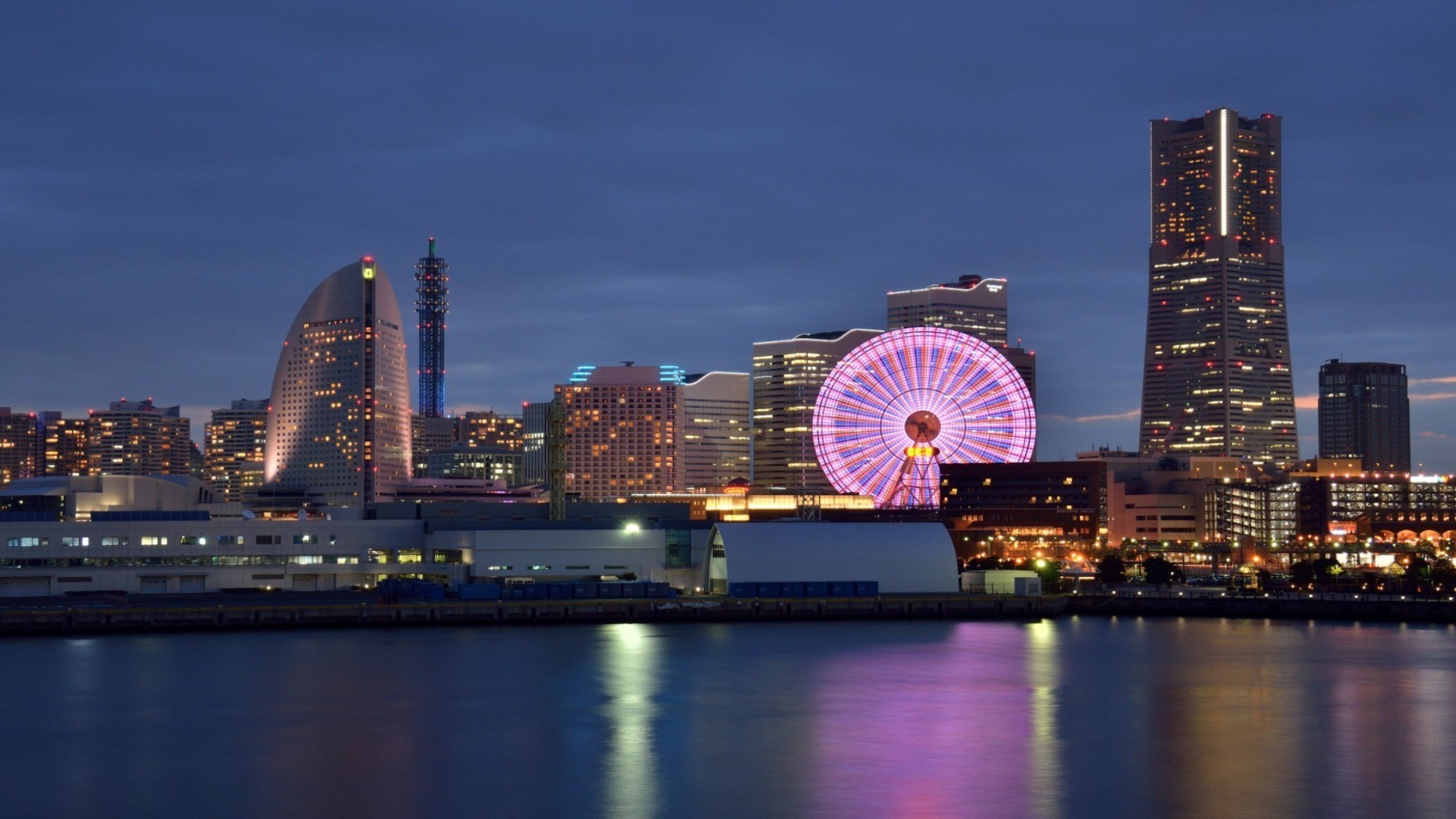 城市 建筑 河流 城市 天际线 房子 暮光之城 堤防 摩天大楼 晚上 旅游 水 天空 桥梁 城市中心 日落 反射 办公室 港口 地标