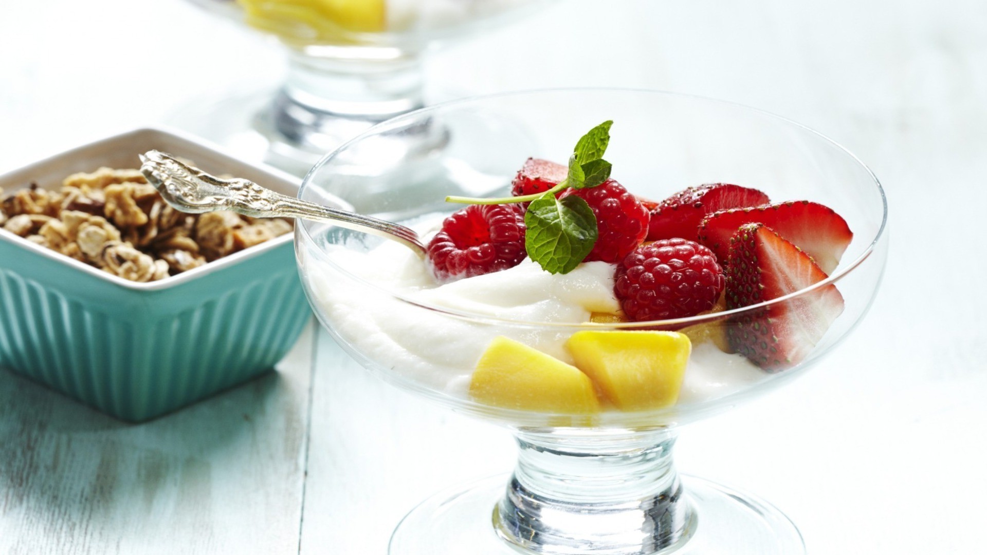 desayunos fruta dulce baya fresa tazón de fuente comida saludable refresco muesli leche delicioso lácteos muesli frambuesa dieta yogur cuchara tabla nutrición