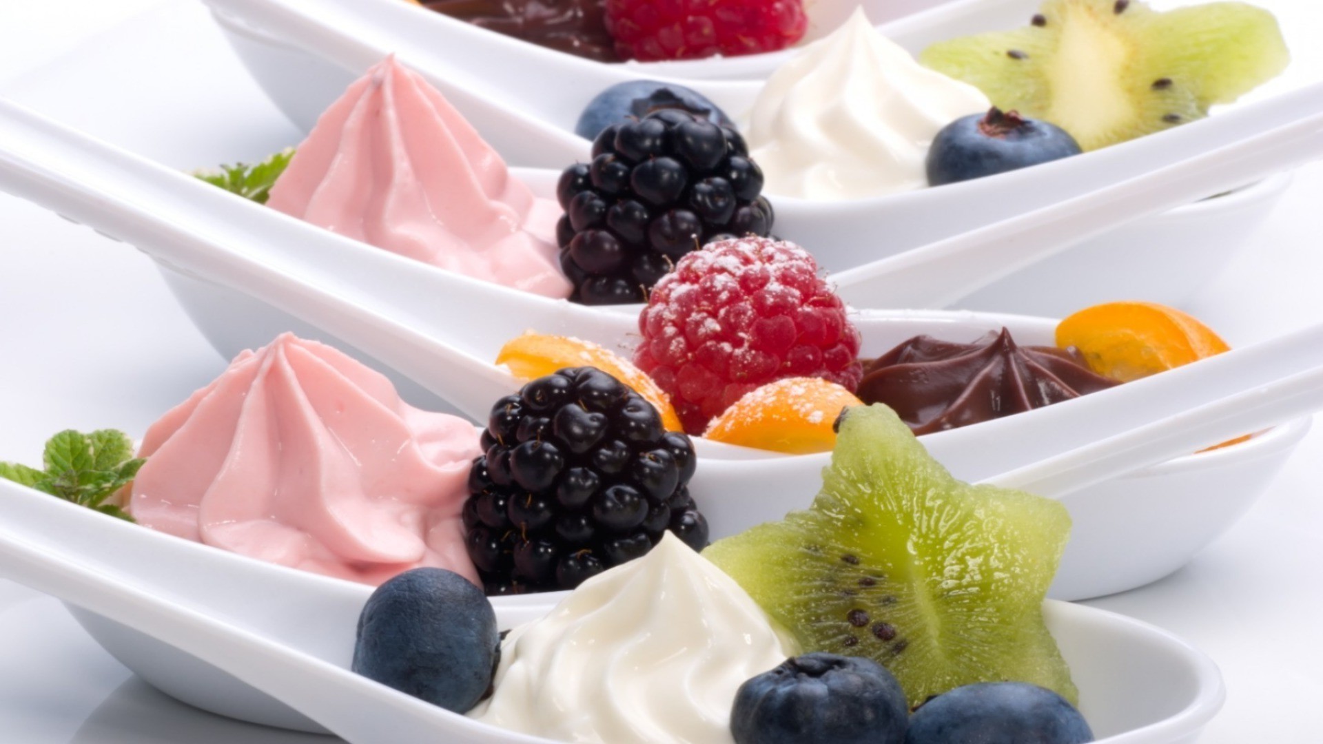 postres fruta dulce baya salud desayuno arándanos delicioso comida fresa tazón de fuente alimentos crema moras yogur leche productos lácteos azúcar frambuesa