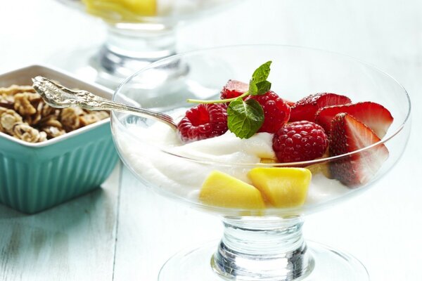 Mousse dolce con noce e fette di fragola in cremanka di vetro