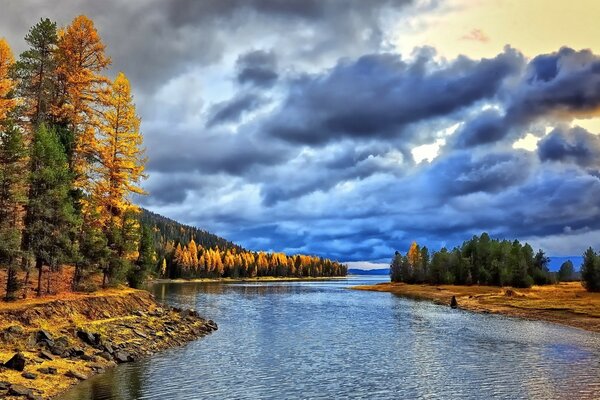 Reflexion der Natur im Wasser des Flusses