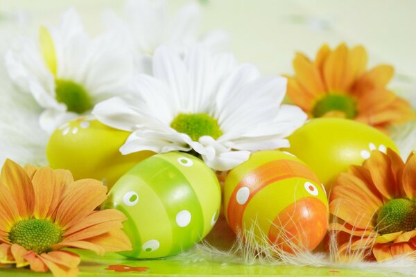 Huevos de Pascua decorados y flores