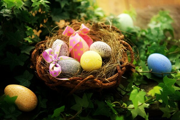 Cesta de mimbre con huevos de Pascua