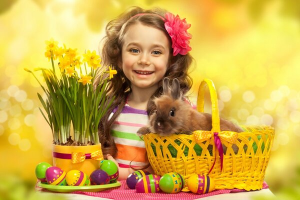 Ragazza con coniglio e uova di Pasqua