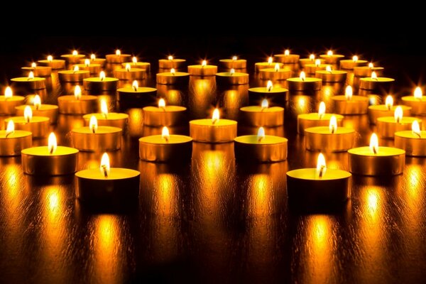 蜡烛营造出温暖而深情的氛围