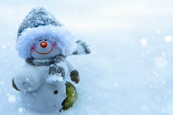 Boneco de neve bonito com chapéu verde