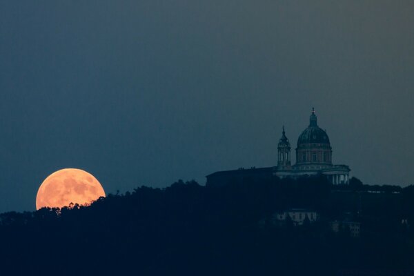 Halloween à cause de la montagne semblait la Lune