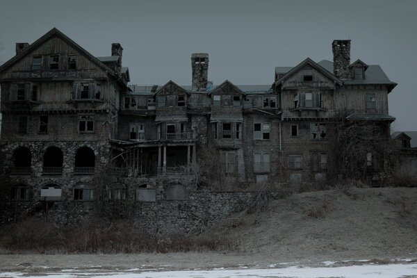 Architecture d un ancien château avec des tuyaux