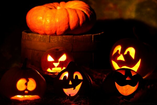 Festa di Halloween e zucche con diverse emoticon