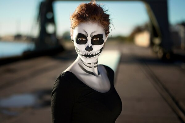 Fille avec le maquillage d Halloween sur le pont