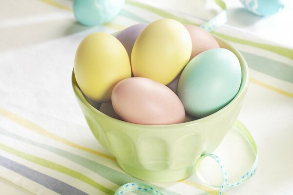 Oeufs de Pâques pour le petit déjeuner-symbole de la fête