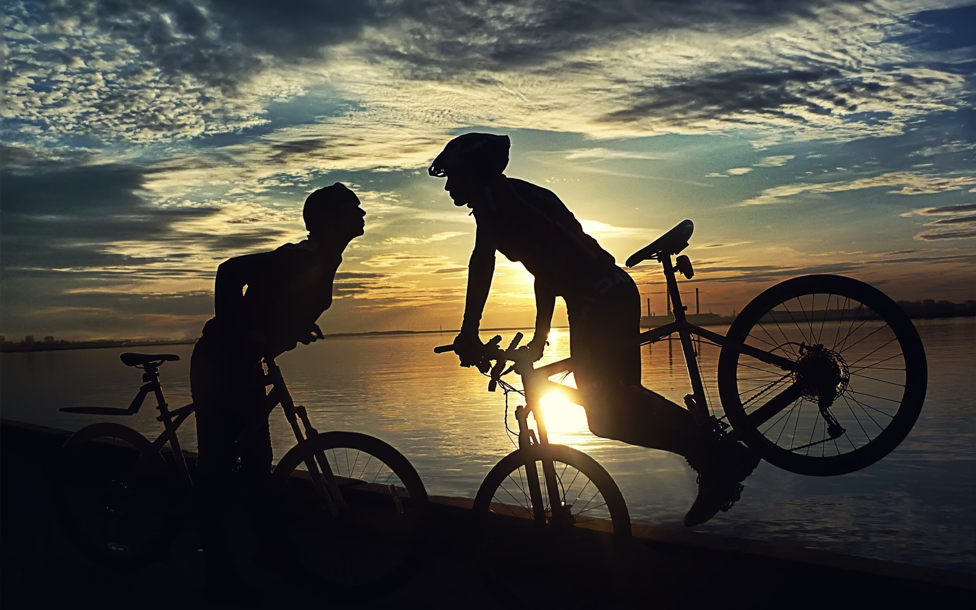 amore e romanticismo ruote tramonto bici alba silhouette ciclista uomo relax seduta motociclista auto sistema di trasporto illuminato bambino relax ombra crepuscolo cielo sole