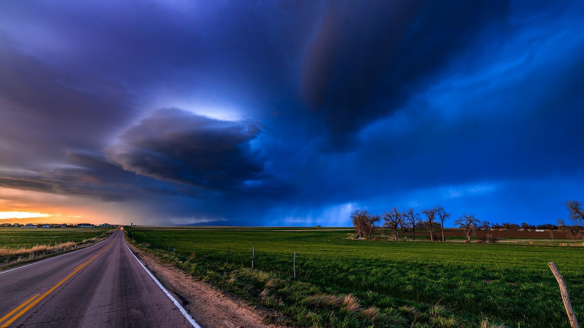 champs prairies et vallées ciel coucher de soleil route paysage nature rural soleil soir tempête aube dramatique lumière campagne voyage à l extérieur pluie