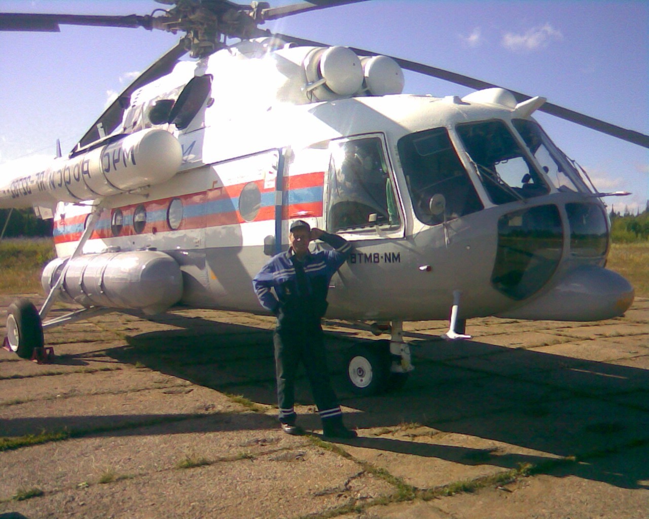 personas avión avión militar sistema de transporte aeropuerto helicóptero volar coche hélice cabina fuerza aérea vuelo aire fuselaje guerra ejército motor rotor avión