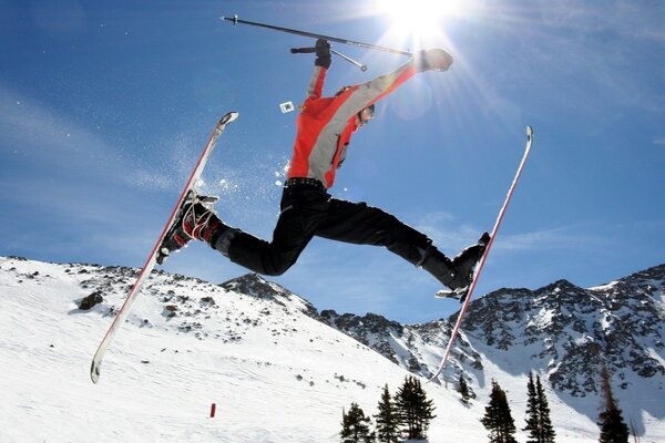 Skifahrerin hat Spaß in den Bergen