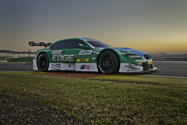 Voiture de sport sur piste de course