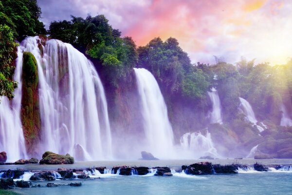 Cachoeira na floresta