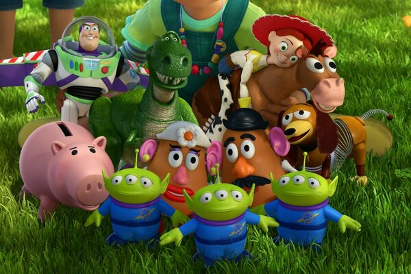 Immagine del cartone animato toy story 3 con i personaggi principali sull erba