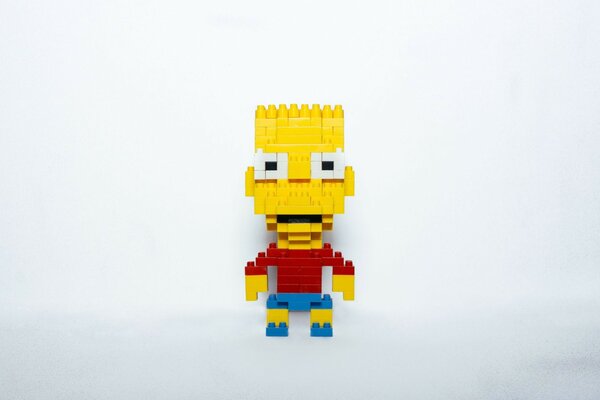 Une sorte de chudik jaune dans une veste rouge de Lego