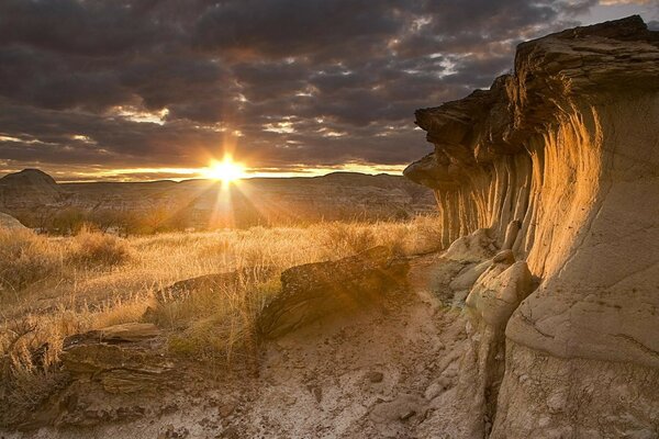 Paisaje hermosa puesta de sol en el cielo