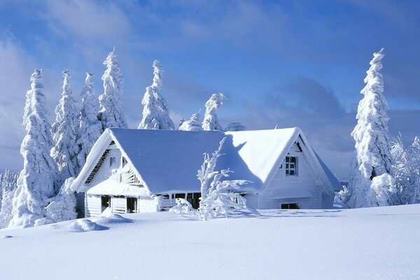 Schöne Winterlandschaft mit Hütten in den Bergen