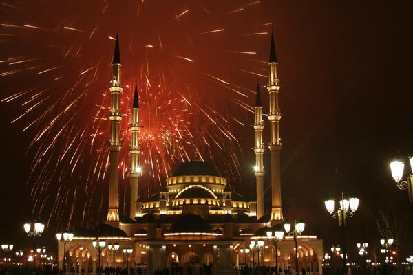 Mimariye sahip güzel şehrin üzerinde gece selamı