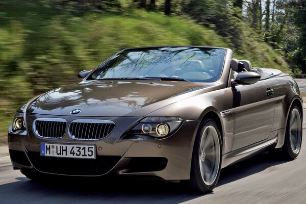 La voiture BMW roule sur la route à grande vitesse