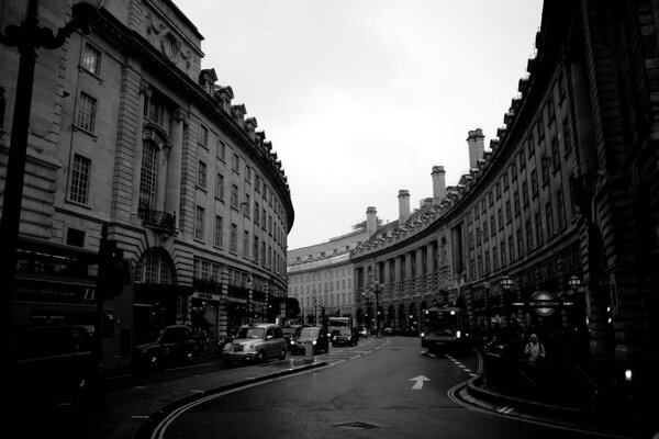 Foto in bianco e nero della strada