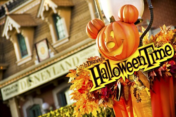 La città celebra Halloween ed è decorata con zucche