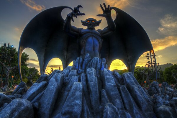 Scultura al chiaro di luna di Halloween