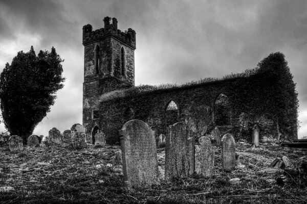 Vieux bâtiment sur fond de nuages sombres