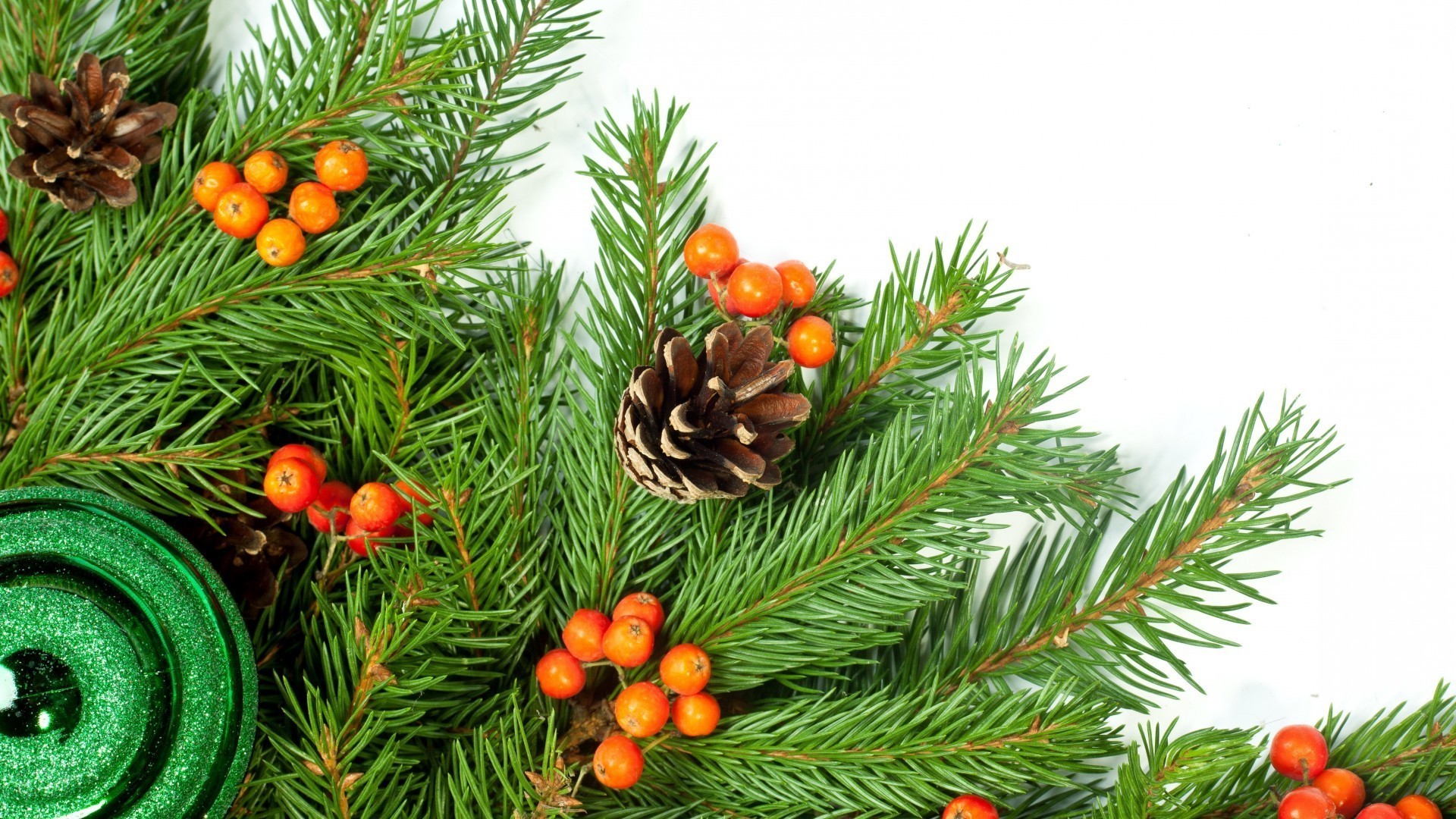 neujahr weihnachten baum tanne winter kiefer evergreen fichte zweig dekoration nadelbaum nadeln kegel urlaub glänzt nadelbaum saison beere