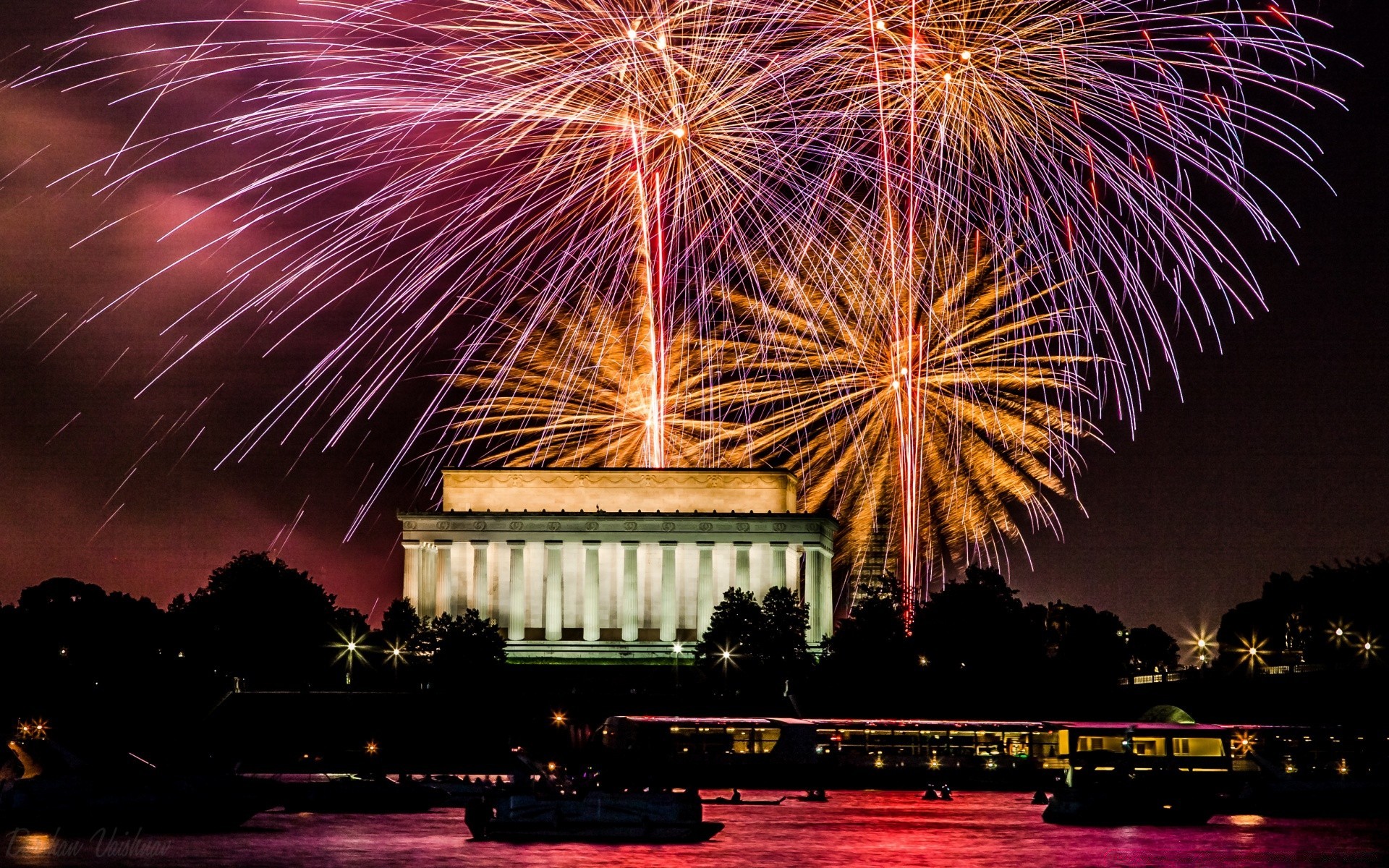 unabhängigkeitstag festival feuerwerk abend licht urlaub urlaub reisen architektur haus stadt hintergrundbeleuchtung flamme himmel im freien party weihnachten explosion