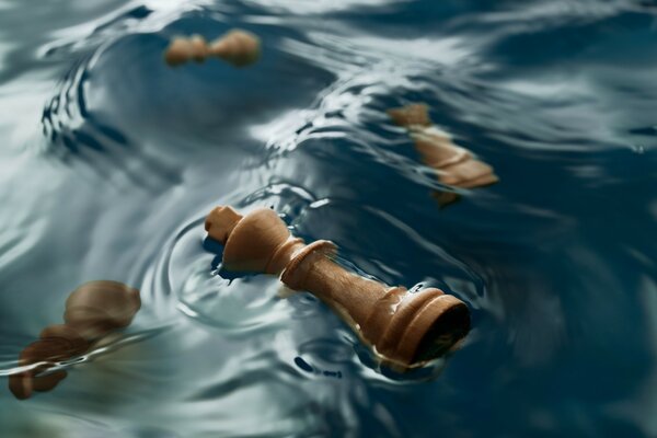 Pièces d échecs coulant dans l eau