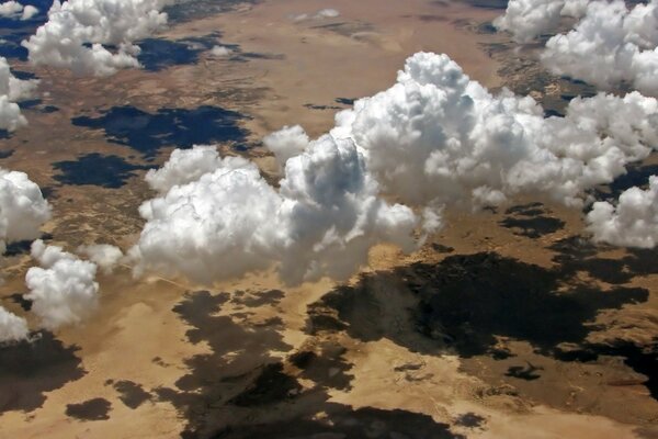 Paisaje en el fondo de la puesta de sol. Cielo y nubes