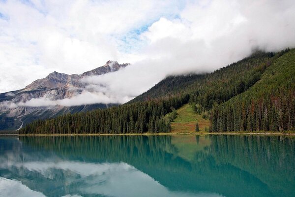 Nuages tombés sur les montagnes