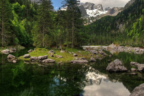 Lago transparente en el fondo de la montaña