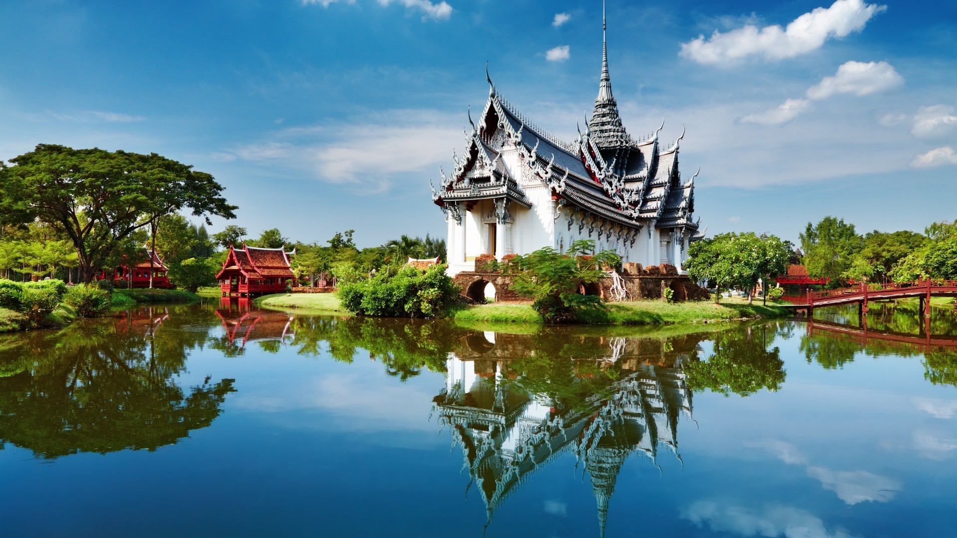 湖泊 旅游 水 天空 传统 反射 建筑 文化 树 旅游 寺庙 户外 房子 河 池 云 夏天 宝塔 自然