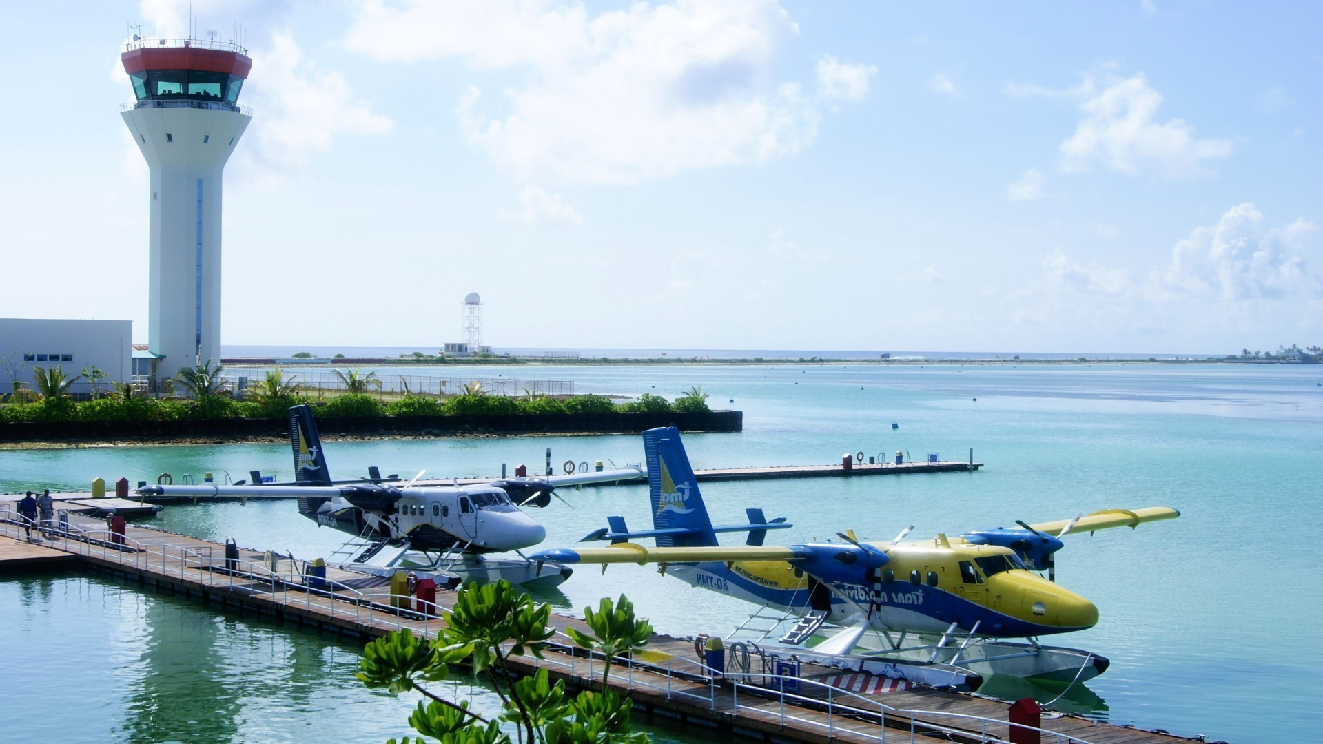 客运飞机 汽车 水 运输系统 旅游 飞机 飞机 军事 船只 户外 机场 天空 船