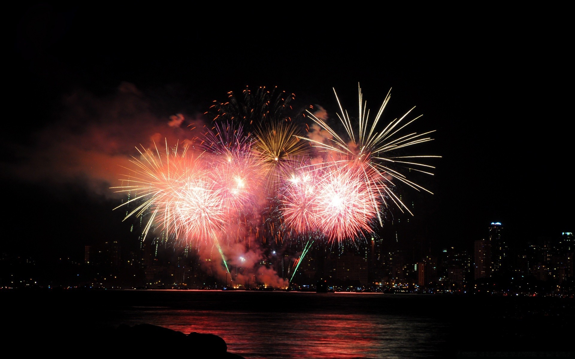 año nuevo fuegos artificiales festival llama navidad vacaciones fiesta explosión flash cohete eva luz oscuro chispa humo brillante invierno