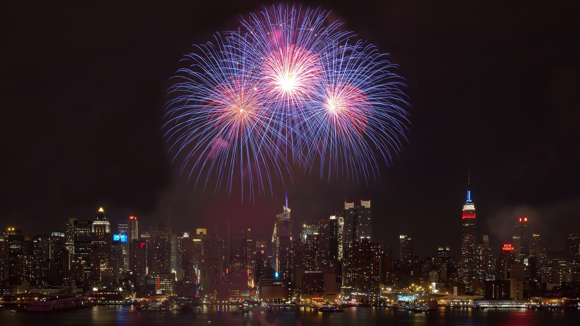 nuovo anno città casa architettura luce sera illuminato urbano moderno città crepuscolo viaggi skyline grattacielo cielo festival affari fuochi d artificio centro città ufficio