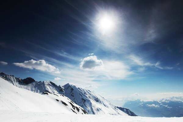 Berggipfel im glitzernden Schnee