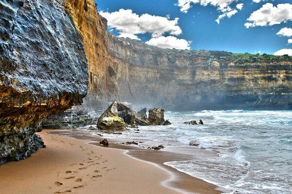 Big waves hang over the ocean