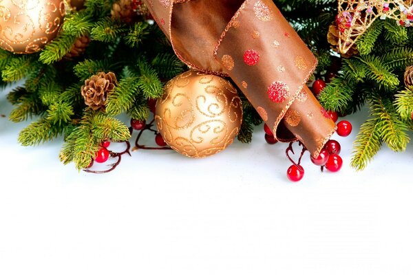 Décoration de branche de sapin avec des rubans et des boules