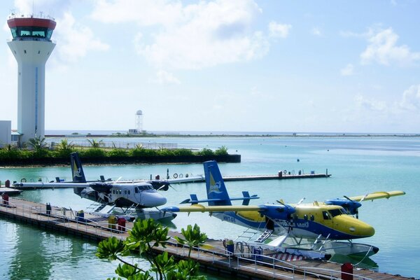 Aéroport de passagers au bord de la mer